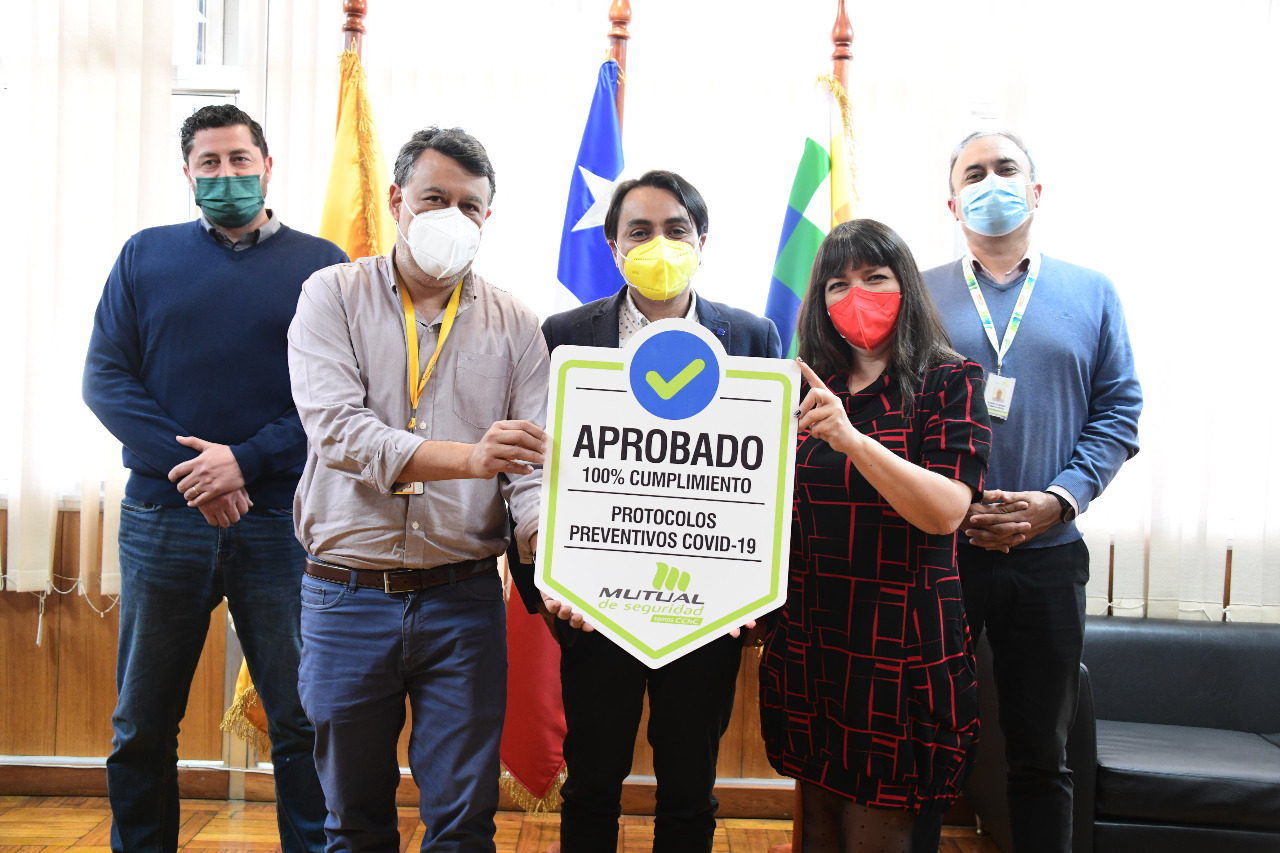 Gobernador, pdtes. asociación funcionarios, prevencionista y grte. mutual.JPG